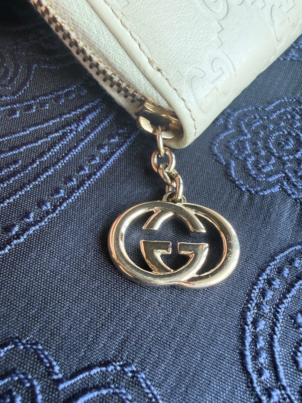 Gucci White Embossed GG Zip-Around Wallet - Picture 3 of 8